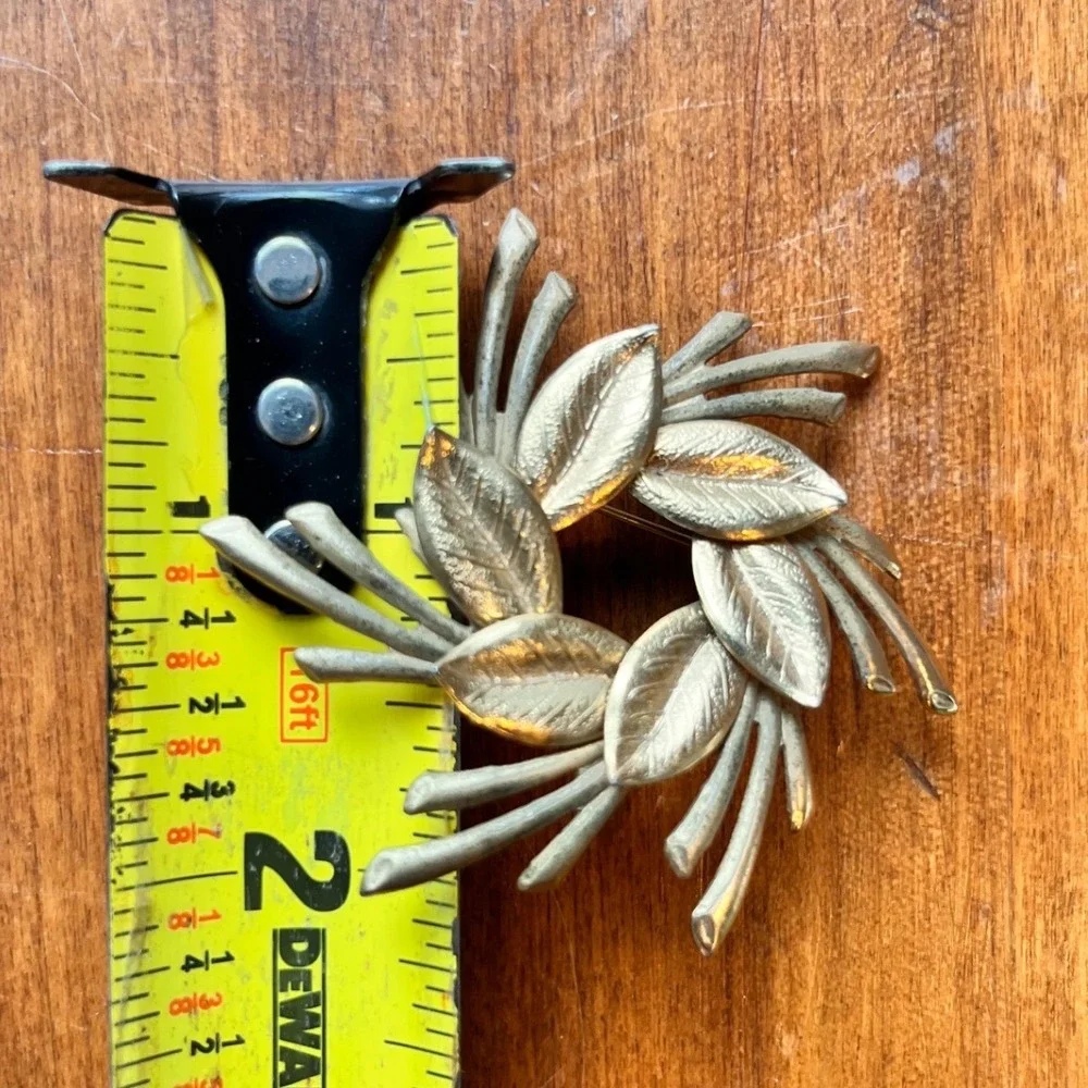 Vintage Gold Tone Laurel Leaf Sunburst Wreath Brooch Pin Round Textured Holiday - Picture 3 of 3